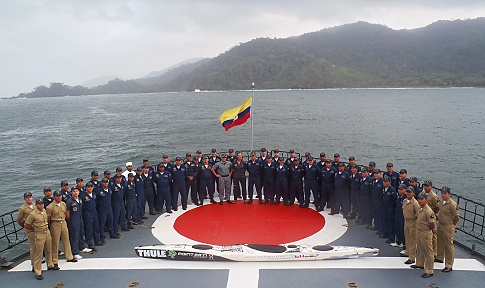 Freya a padesátičlenná posádka kolumbijské lodi, na které přespávala