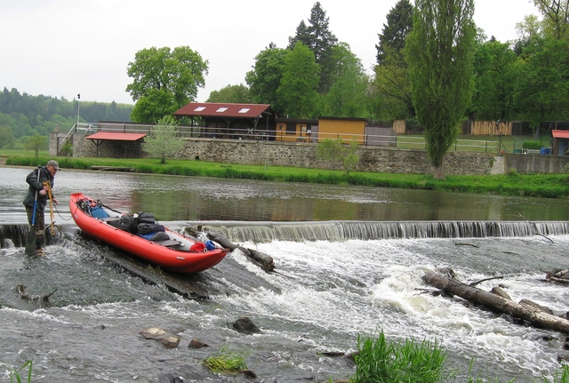 Za nižšího vodního stavu je nutné některá místa přetáhnout