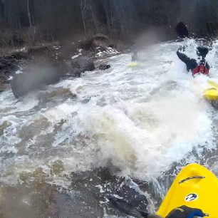 Na řece je spousta šikmých válců... / F: Vilda Macháň