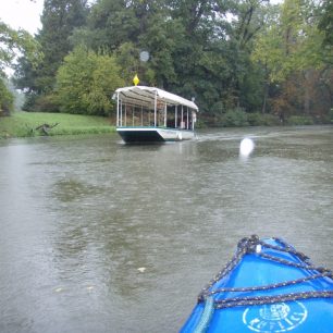 Koryto řeky je široké a přehledné