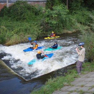 Zkušenější vodáci si na Chrudimce mohou pohrát