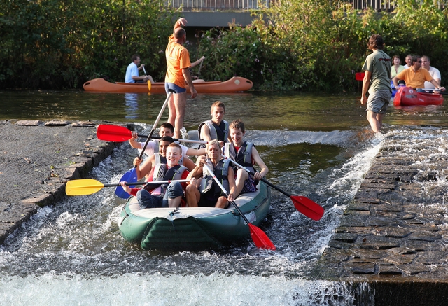 Za dostatečného vodního stavu se dají některé jezy jet i na raftech
