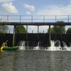 Nesjízdný jez na Loučné