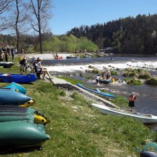 Během plavby po Malši vás čeká několik jezů