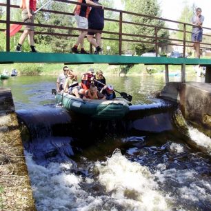Rodiny s dětmi si můžou Malši splout na raftech