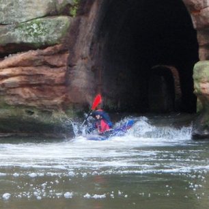 Na konci průrvy vás čeká malý schůdek
