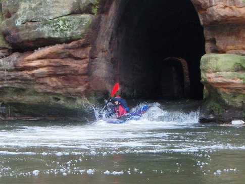 Na konci průrvy vás čeká malý schůdek