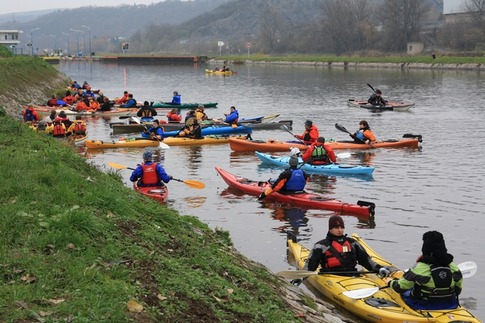 Na Vltavu se můžete vydat třeba v seakajaku 