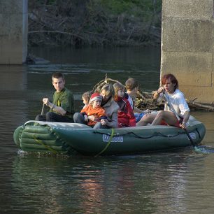 Rodiny s dětmi se mohou na Ohři vydat třeba na raftu