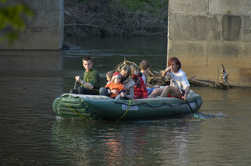 Rodiny s dětmi se mohou na Ohři vydat třeba na raftu