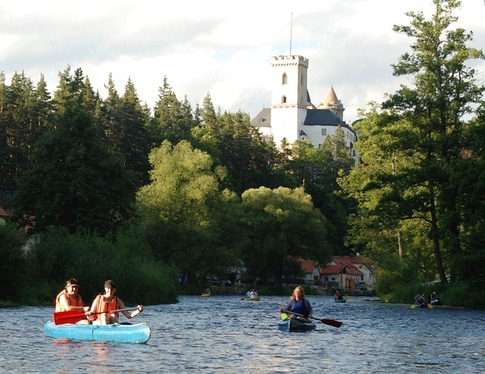Vltava je oblíbenou turistickou letní řekou