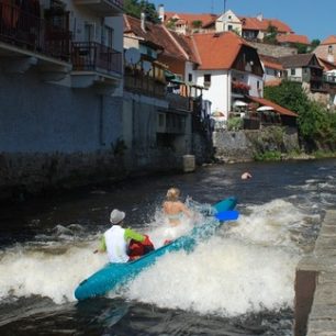 Krumlovské jezy si před sjezdem raději prohlédněte