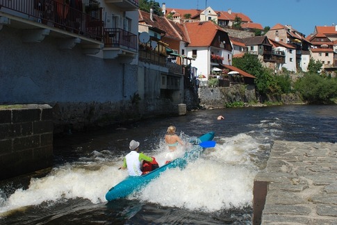 Krumlovské jezy si před sjezdem raději prohlédněte