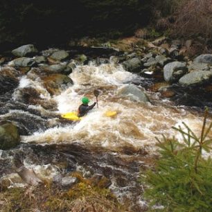 Při jarním tání nebo za dešťů mívá Vydra dostatek vody