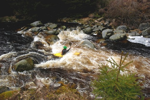 Při jarním tání nebo za dešťů mívá Vydra dostatek vody
