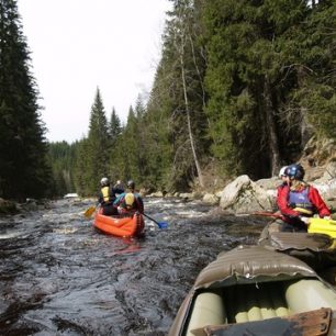 Říčka protéká krásnou krajinou