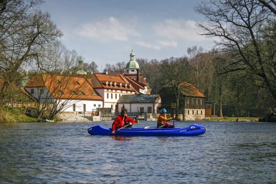 Okolo řeky potkáte i krásné památky