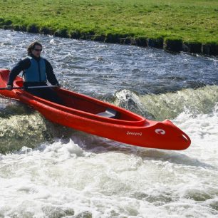 Jeden z několika sjízdných stupňů na Lužické Nise