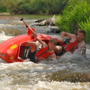 Stačí nenápadný kámen ve větším proudu a koupání je na světě / F: Sázava tour