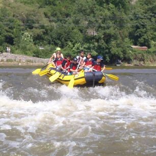 Vyšší vodní stav někdy znamená hladší splutí jezu, ale také větší válec pod jezem a tudíž větší nebezpečí. Hranice je velmi tenká. / F: Bisport