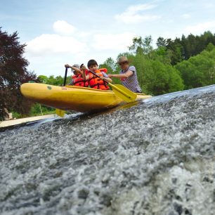 Děti by při sjíždění jezů měly mít nejen vesty, ale i helmy / F: Petr Probst