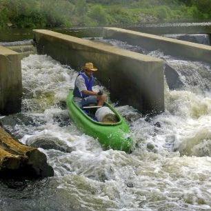 Splouvat jez s tolika kameny v podjezí je velmi nebezpečné / F: Půjčovna lodí Dronte