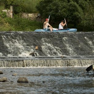 Při přetahování jezů je třeba dávat pozor na zrádný kluzký povrch / F: Partigo