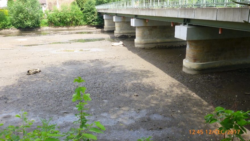 Sucho v korytě řeky Doubravy
