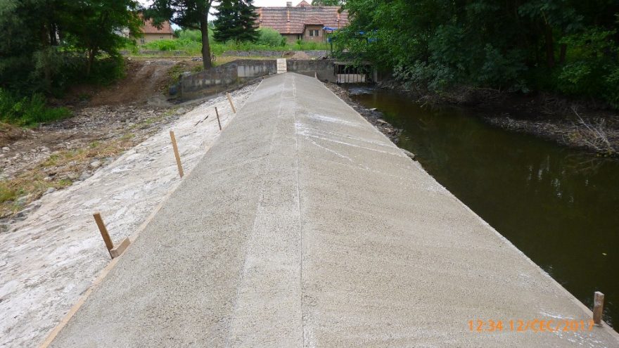 Rekonstrukce jezu V pozámčí v Ronově nad Doubravou