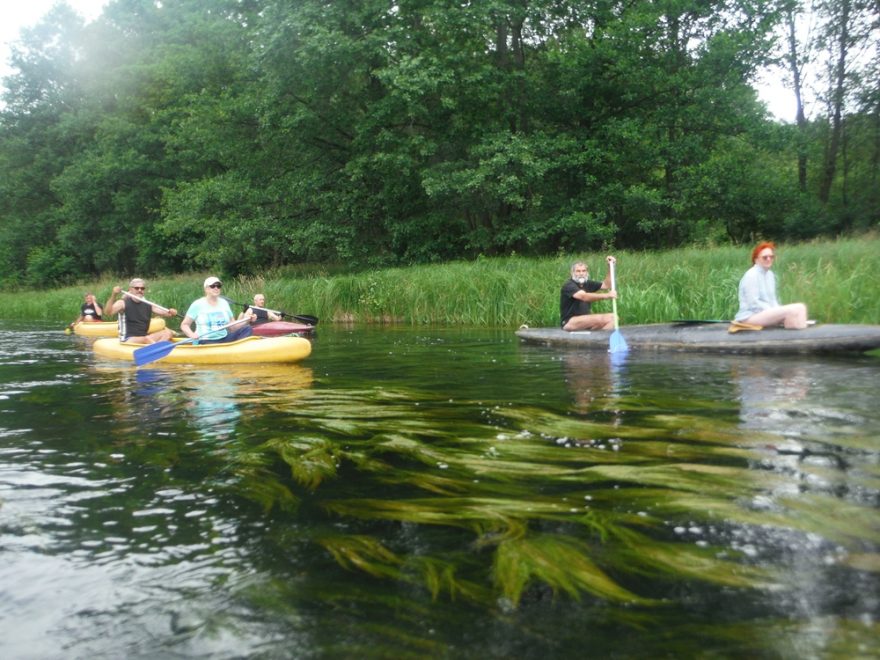 Občas jsou v řece husté travní porosty, které ale nebrání plavbě