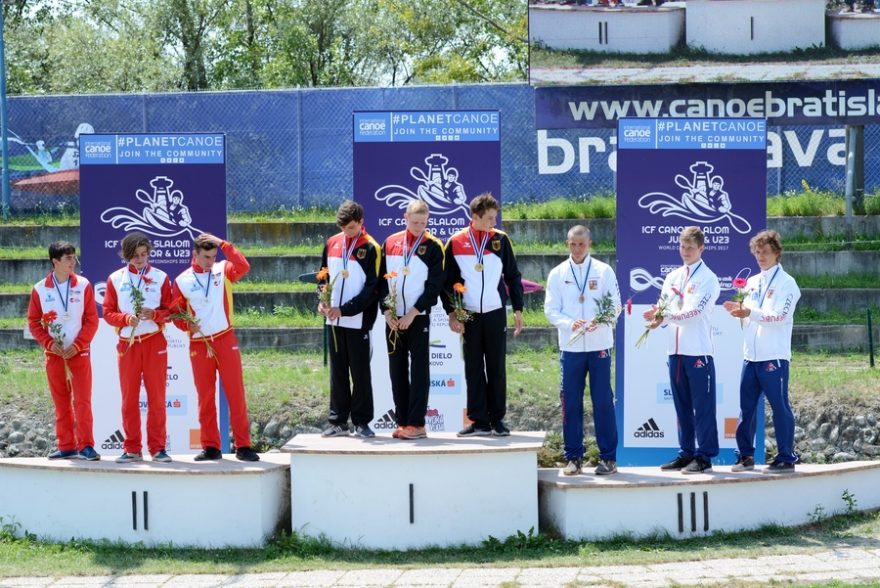 Hlídka českých kajakářů při předávání medailí / F: Alena Ceplová