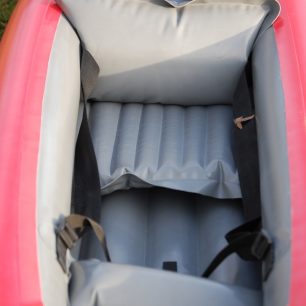 Pohled do kokpitu lodi (pohodlná sedačka + nafukovací opěrka nohou)