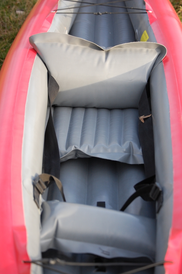 Pohled do kokpitu lodi (pohodlná sedačka + nafukovací opěrka nohou)