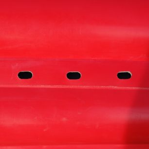 Vylevácí otvory jsou umístěny ve slepu dna a bortů