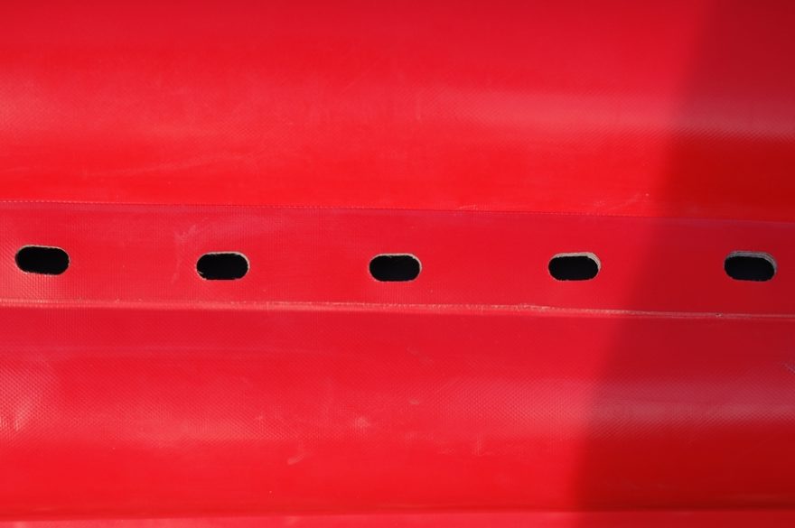 Vylevácí otvory jsou umístěny ve slepu dna a bortů