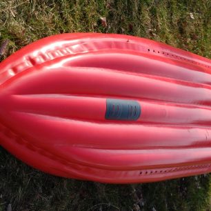 Dno kajaku s možností připevnění ploutve