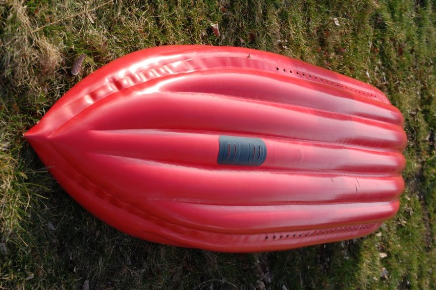 Dno kajaku s možností připevnění ploutve