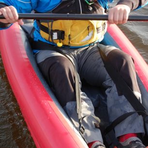 Sezení v kajaku s dotaženými steheními popruhy