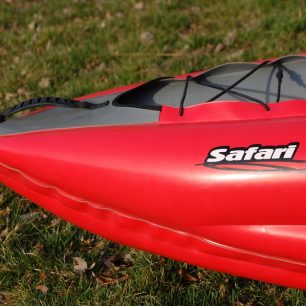 Špice lodi vybavená pruženkami pro uchycení bagáže