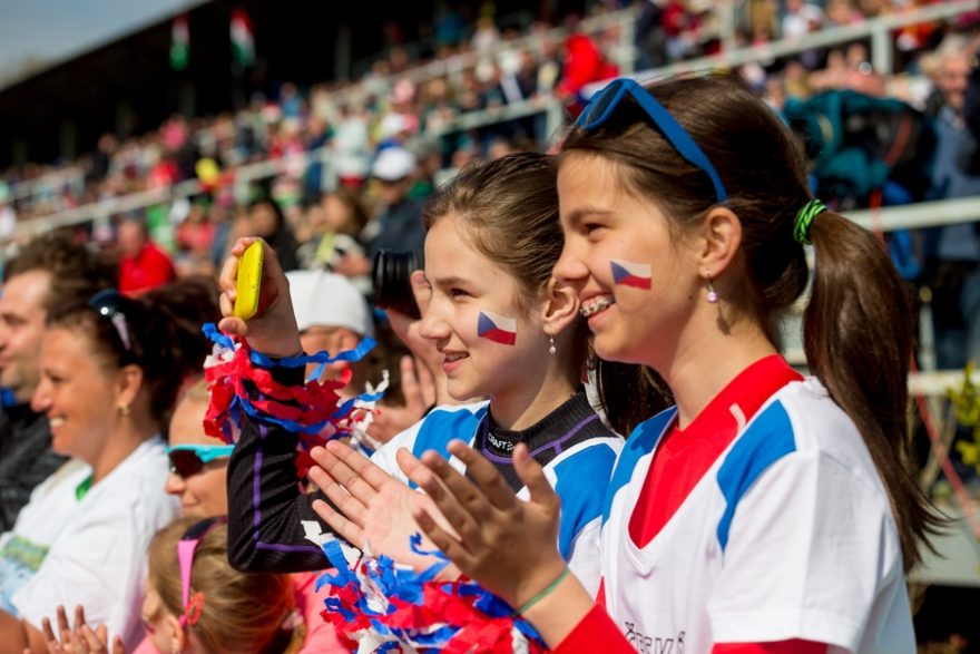 Zaplněné tribuny v Račicích / F: FOTOMALÝ