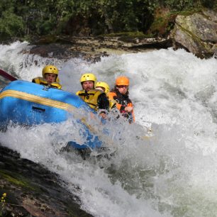 Napjatí klienti čekají, jak dopadne slide / F: Jølster rafting