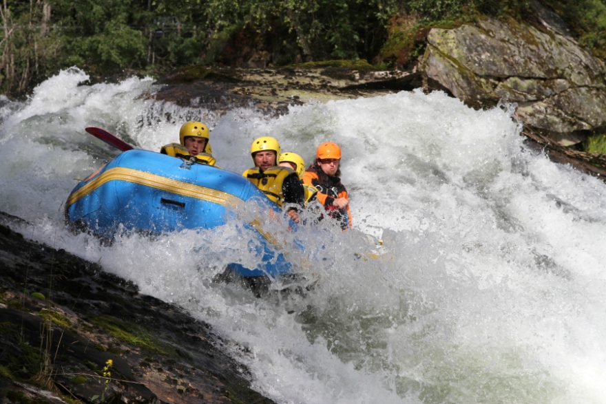 Napjatí klienti čekají, jak dopadne slide / F: Jølster rafting