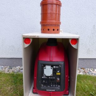 Centrála v přepravní krabici / F: Zdeněk Princ