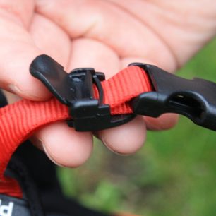 Snadno ovladatelná spona v otevřené poloze