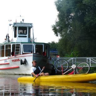 Pod Veverskou Bitýškou přistávají parníky / F: Franta Prokeš