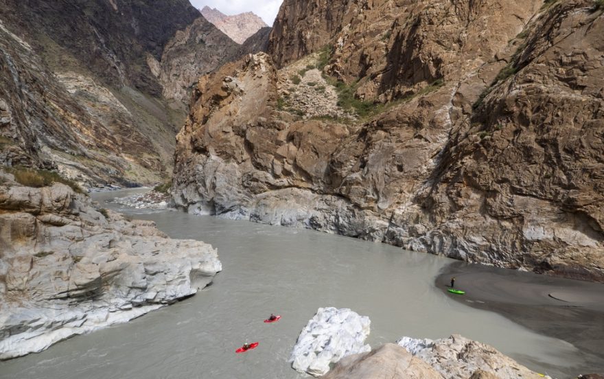 Trika Devold prověřil Kajman na expedici Sary Jaz 2017 v Kyrgyzstánu