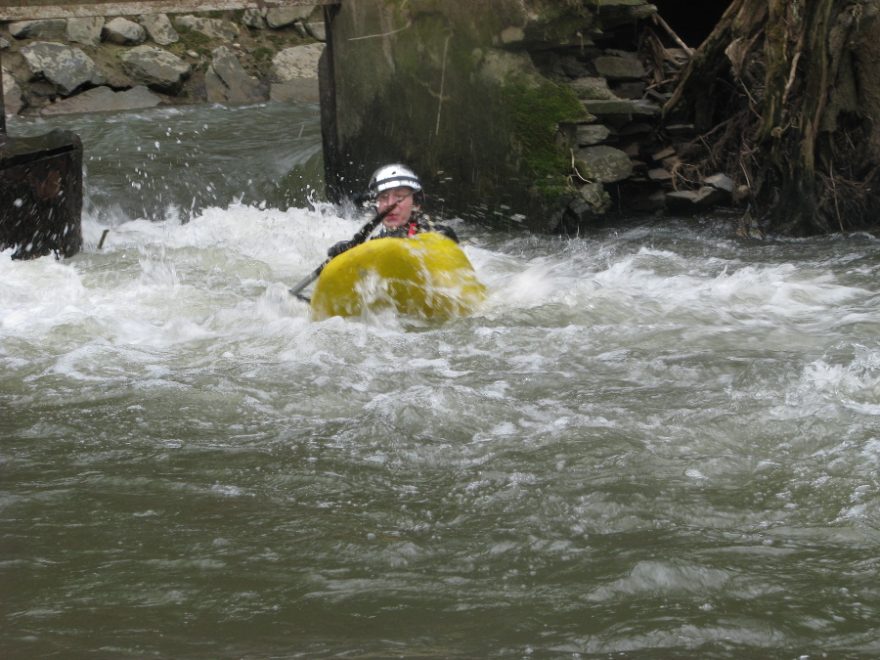 Průjezd pod zdviženými stavidly Dolského jezu