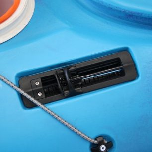 PYRANHA - ovládání skegu před kokpitem kajaku Fusion