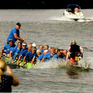 Závod dračích lodí nazvaný Tragické dlouhé tratě.