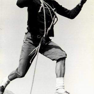 Dvoumetrový přeskok ve skalním městě na věži Skaut.